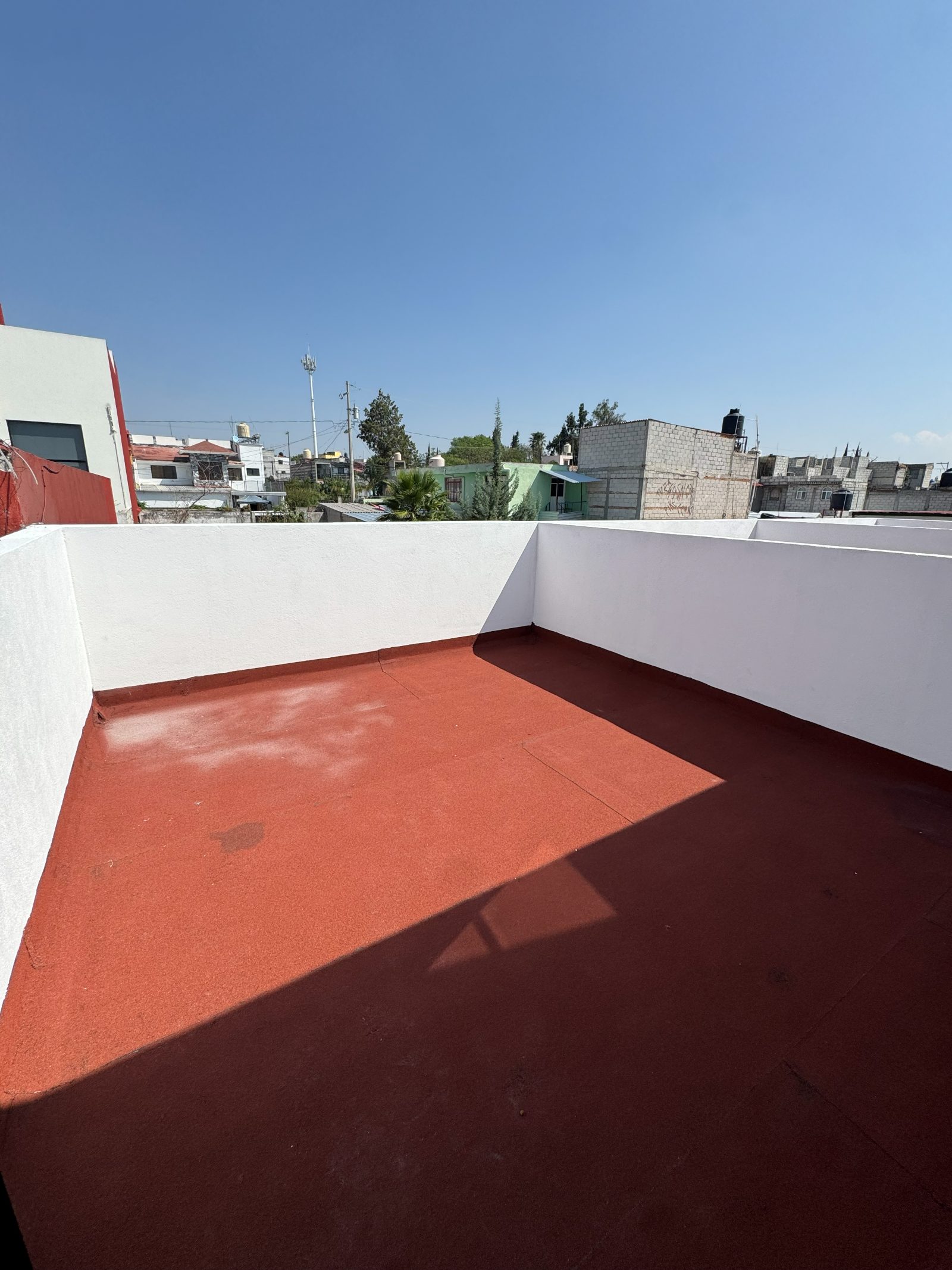 Roof garden con pasto sintético y vista al horizonte
